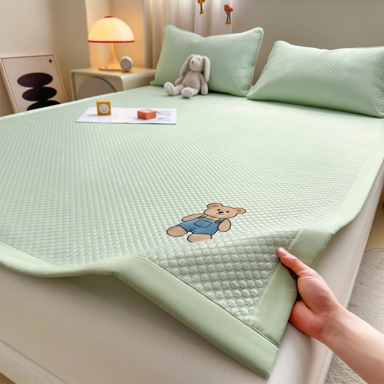 91家纺网 家纺一手货源 找家纺 雯豆家纺 2026夏季新款绣花豆豆压花凉席三件套加厚三明治平铺席子纯色卡通凉席 背带熊凉席款-苹果绿