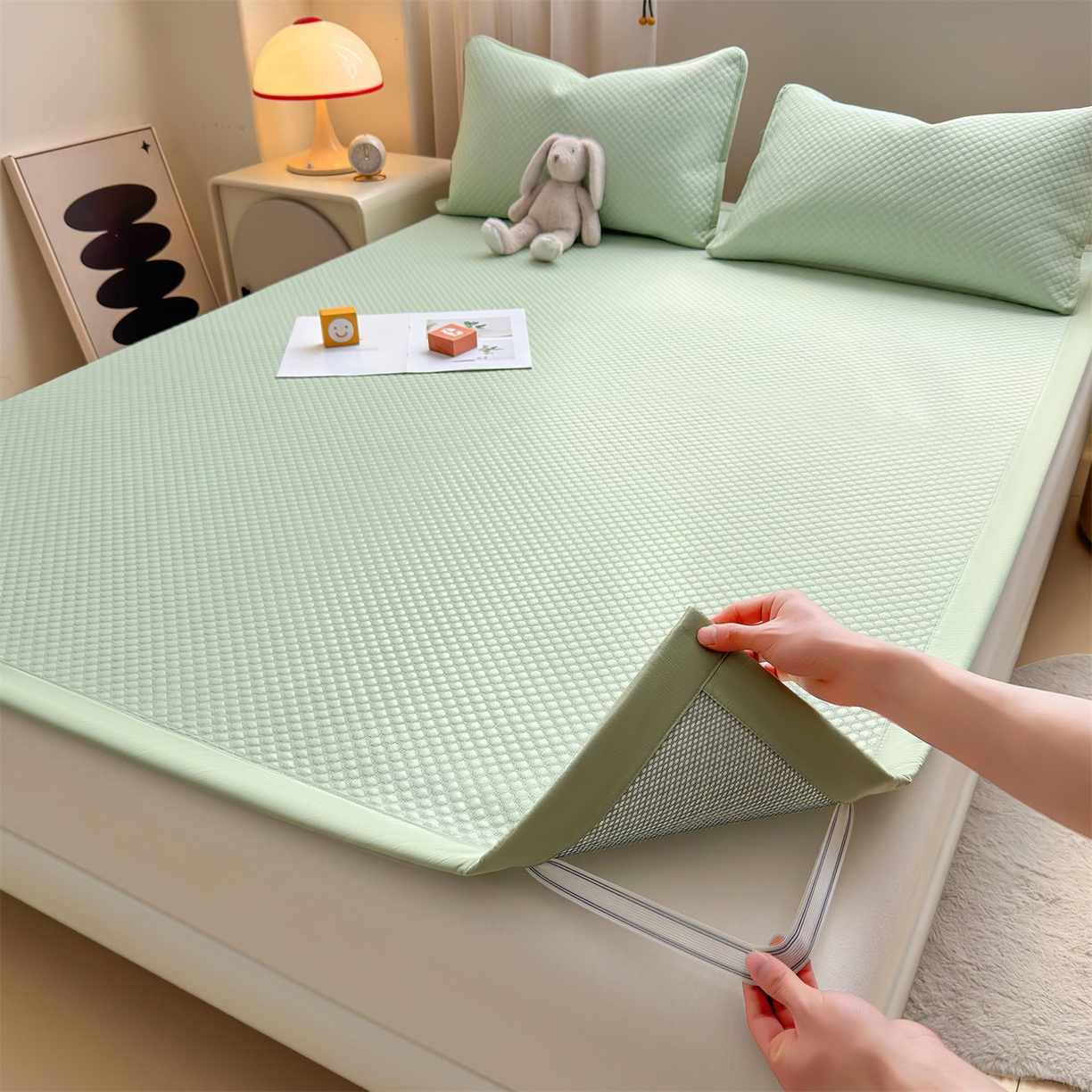 91家纺网 家纺一手货源 找家纺 雯豆家纺 2026夏季新款绣花豆豆压花凉席三件套加厚三明治平铺席子纯色卡通凉席 背带熊凉席款-苹果绿