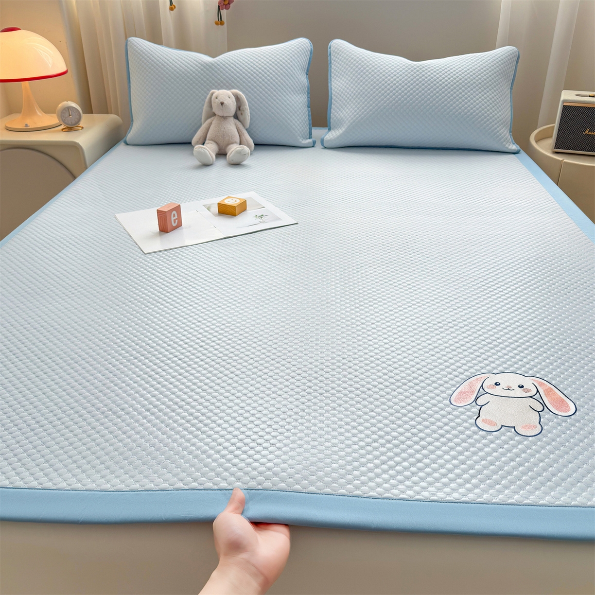 91家纺网 家纺一手货源 找家纺 雯豆家纺 2026夏季新款绣花豆豆压花凉席三件套加厚三明治平铺席子纯色卡通凉席 大耳朵兔凉席款-冰蓝