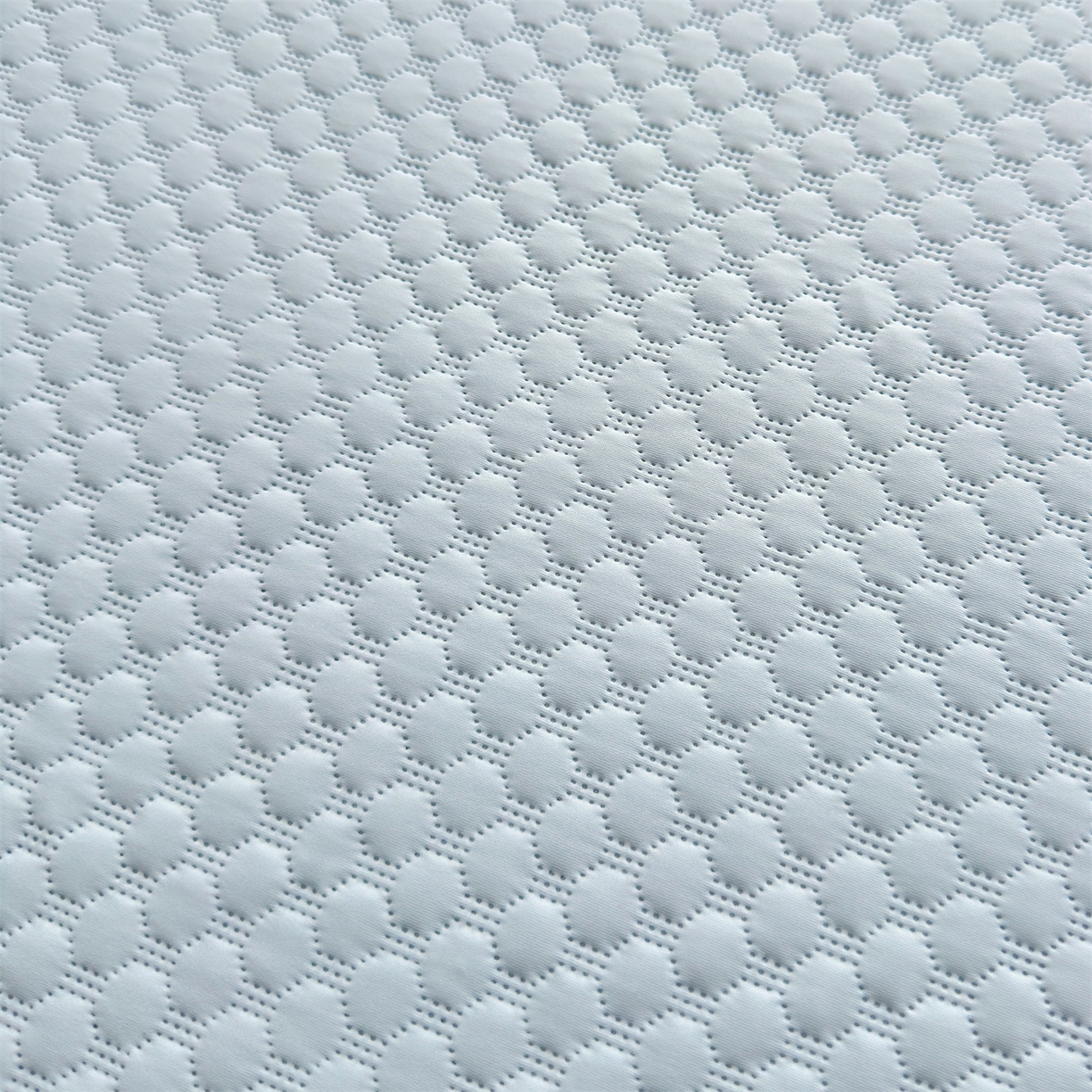 91家纺网 家纺一手货源 找家纺 雯豆家纺 2026夏季新款绣花豆豆压花凉席三件套加厚三明治平铺席子纯色卡通凉席 大耳朵兔凉席款-冰蓝