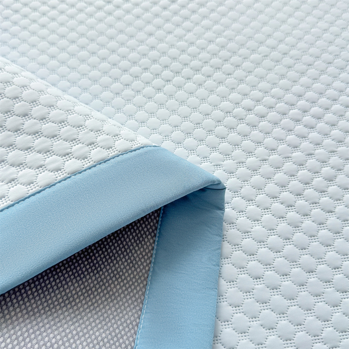 91家纺网 家纺一手货源 找家纺 雯豆家纺 2026夏季新款绣花豆豆压花凉席三件套加厚三明治平铺席子纯色卡通凉席 大耳朵兔凉席款-冰蓝