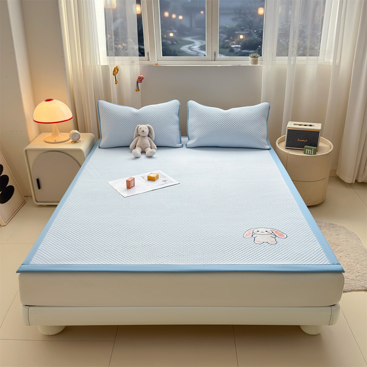 91家纺网 家纺一手货源 找家纺 雯豆家纺 2026夏季新款绣花豆豆压花凉席三件套加厚三明治平铺席子纯色卡通凉席 大耳朵兔凉席款-冰蓝