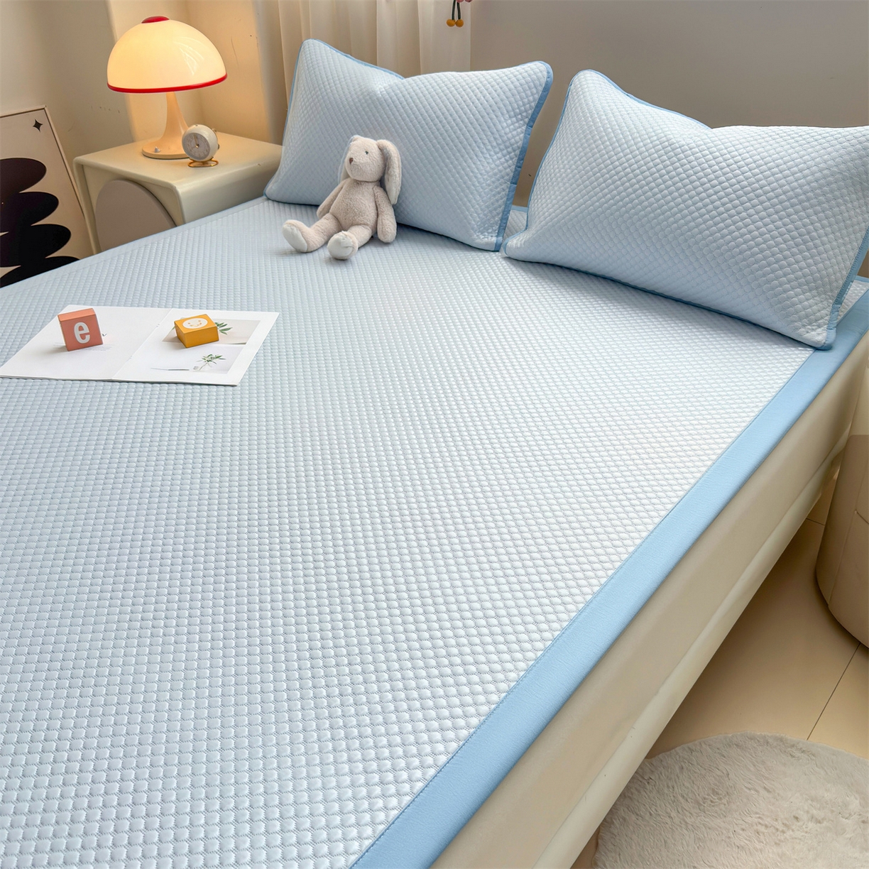 91家纺网 家纺一手货源 找家纺 雯豆家纺 2026夏季新款绣花豆豆压花凉席三件套加厚三明治平铺席子纯色卡通凉席 大耳朵兔凉席款-冰蓝