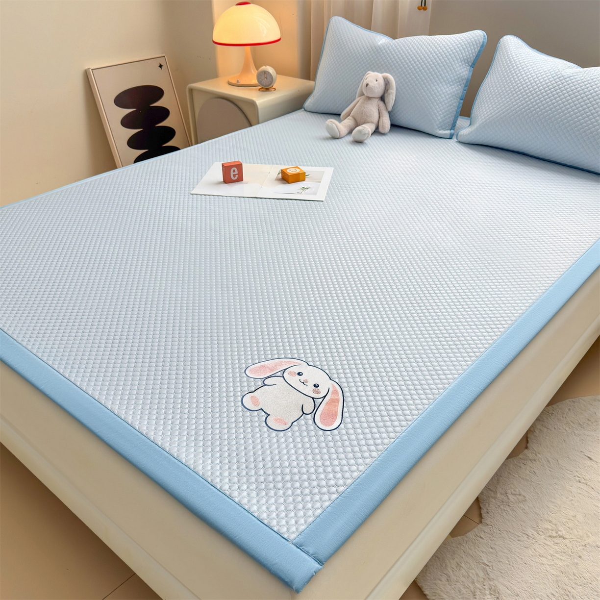 91家纺网 家纺一手货源 找家纺 雯豆家纺 2026夏季新款绣花豆豆压花凉席三件套加厚三明治平铺席子纯色卡通凉席 大耳朵兔凉席款-冰蓝