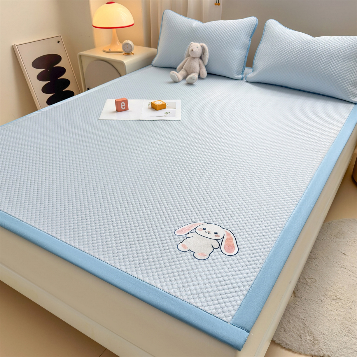 91家纺网 家纺一手货源 找家纺 雯豆家纺 2026夏季新款绣花豆豆压花凉席三件套加厚三明治平铺席子纯色卡通凉席 大耳朵兔凉席款-冰蓝