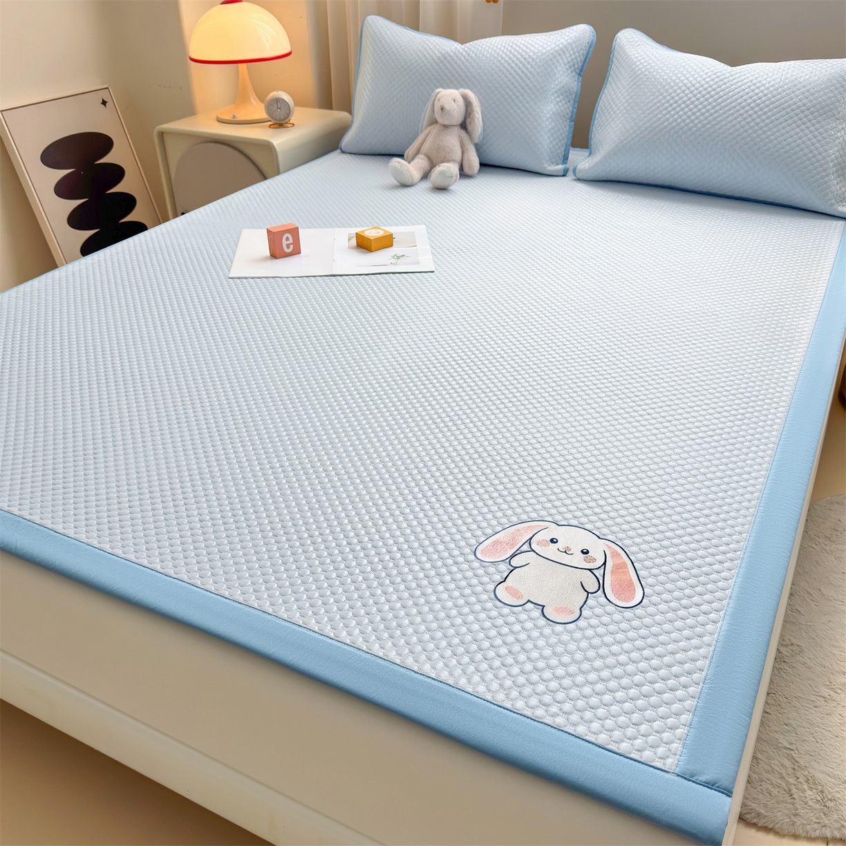 91家纺网 家纺一手货源 找家纺 雯豆家纺 2026夏季新款绣花豆豆压花凉席三件套加厚三明治平铺席子纯色卡通凉席 大耳朵兔凉席款-冰蓝