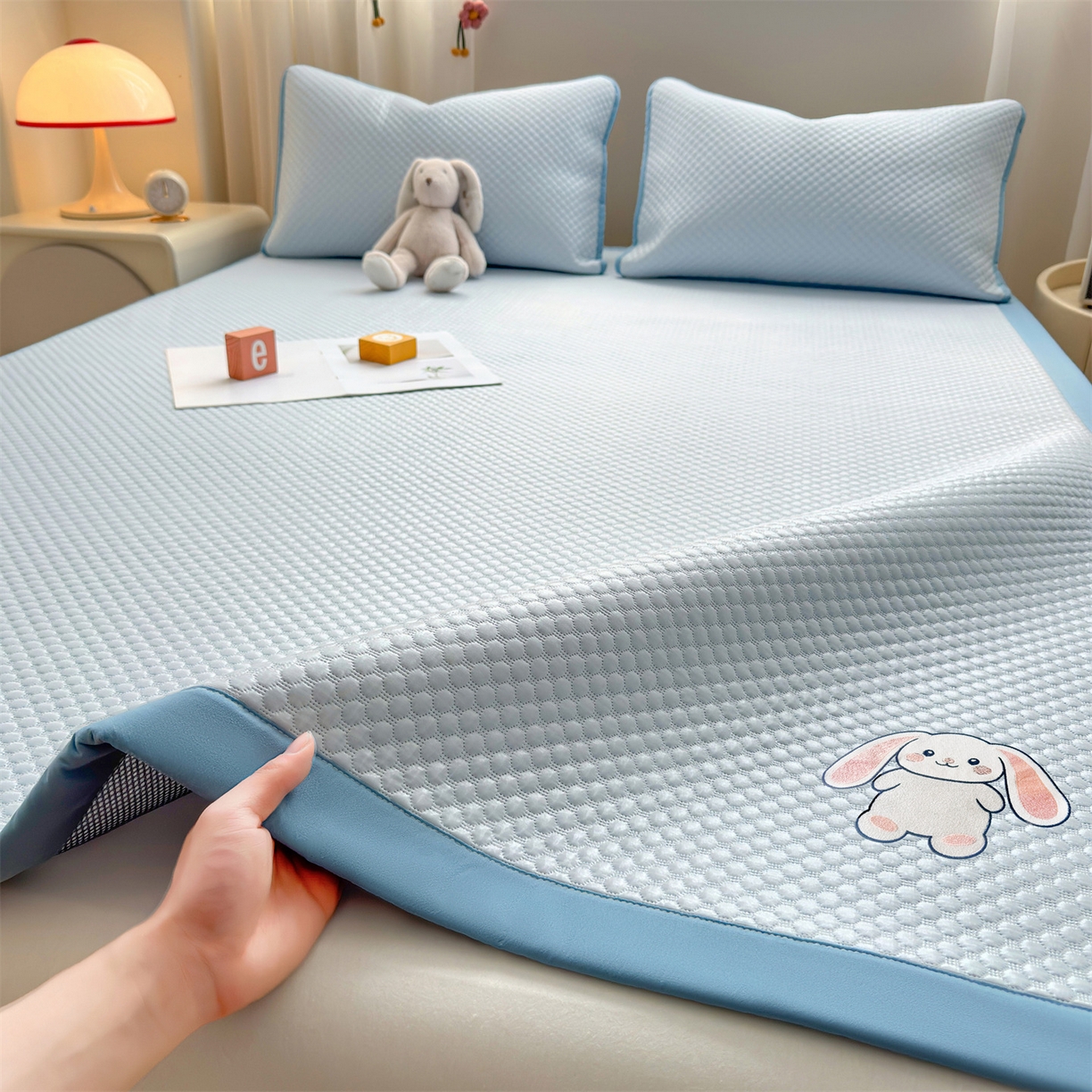 91家纺网 家纺一手货源 找家纺 雯豆家纺 2026夏季新款绣花豆豆压花凉席三件套加厚三明治平铺席子纯色卡通凉席 大耳朵兔凉席款-冰蓝