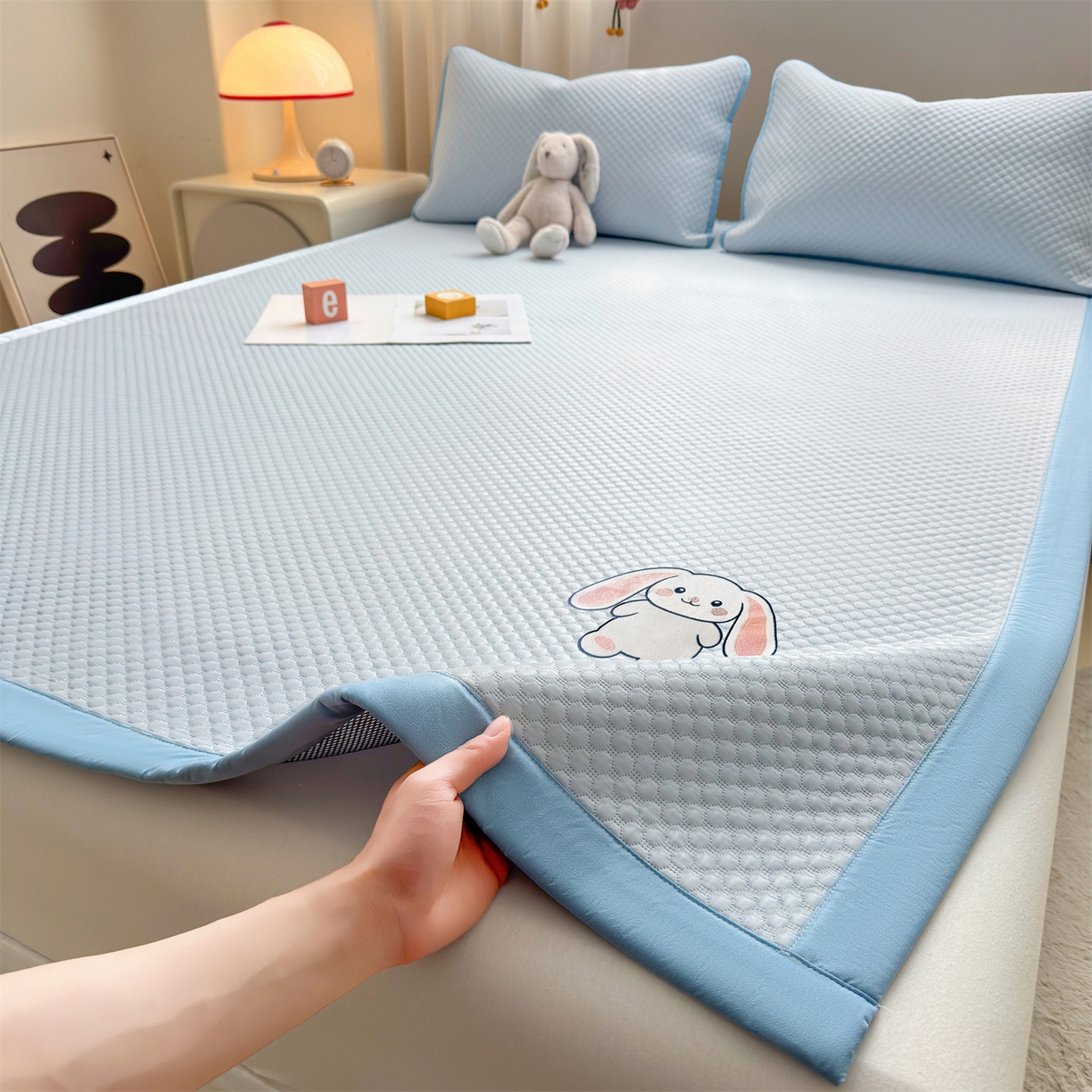 91家纺网 家纺一手货源 找家纺 雯豆家纺 2026夏季新款绣花豆豆压花凉席三件套加厚三明治平铺席子纯色卡通凉席 大耳朵兔凉席款-冰蓝