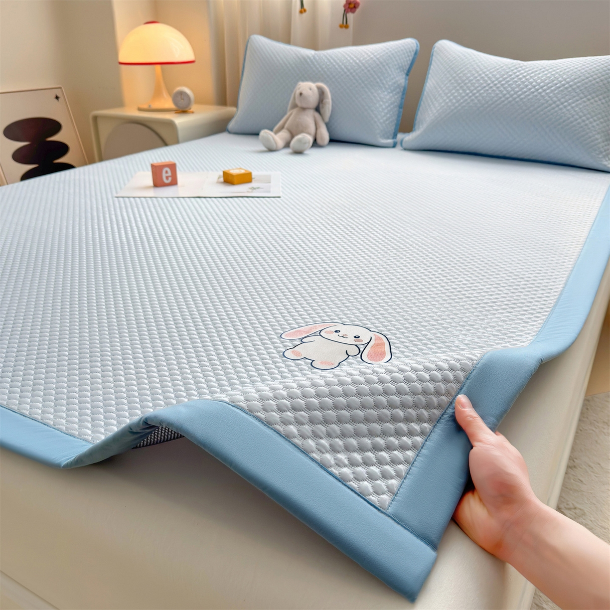 91家纺网 家纺一手货源 找家纺 雯豆家纺 2026夏季新款绣花豆豆压花凉席三件套加厚三明治平铺席子纯色卡通凉席 大耳朵兔凉席款-冰蓝