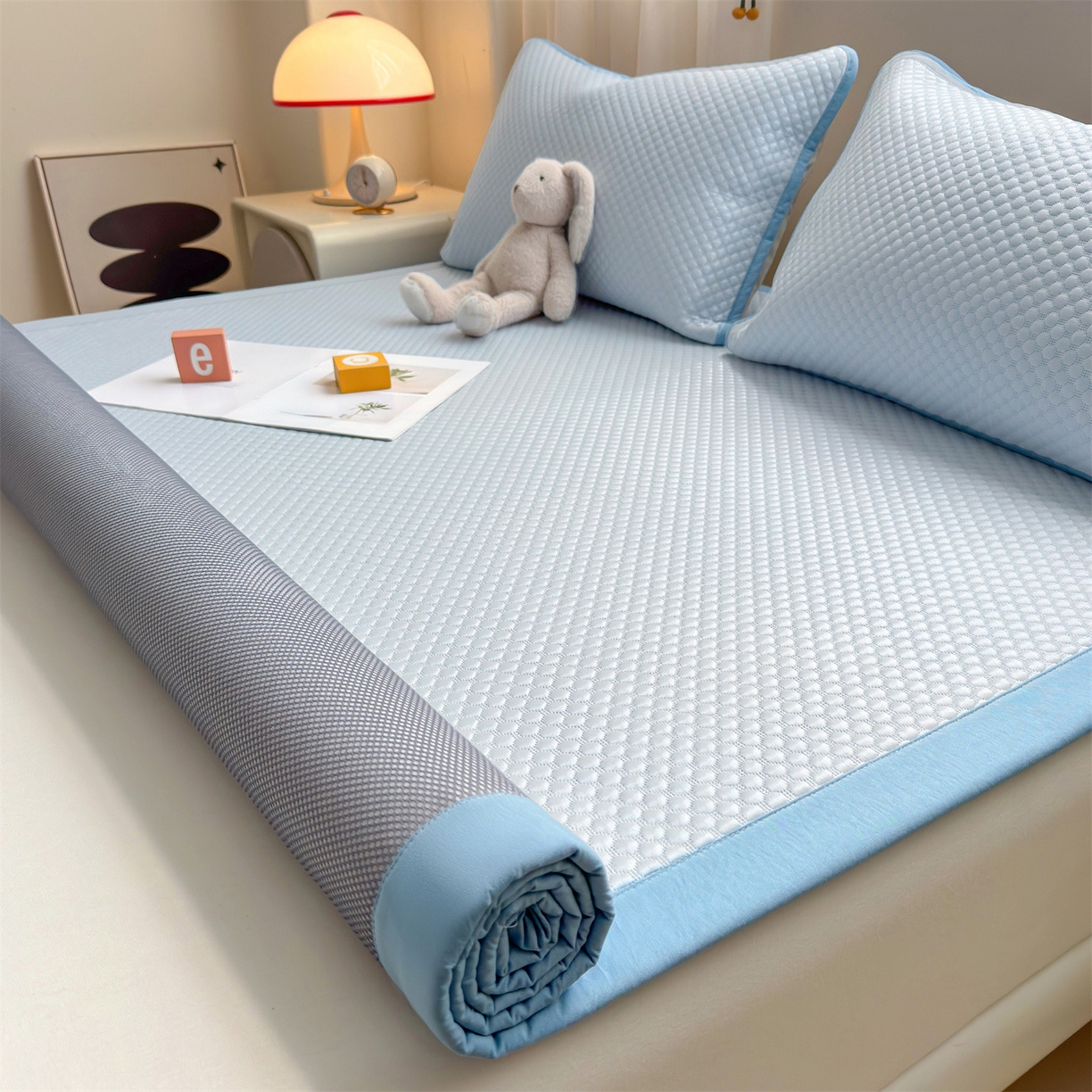 91家纺网 家纺一手货源 找家纺 雯豆家纺 2026夏季新款绣花豆豆压花凉席三件套加厚三明治平铺席子纯色卡通凉席 大耳朵兔凉席款-冰蓝