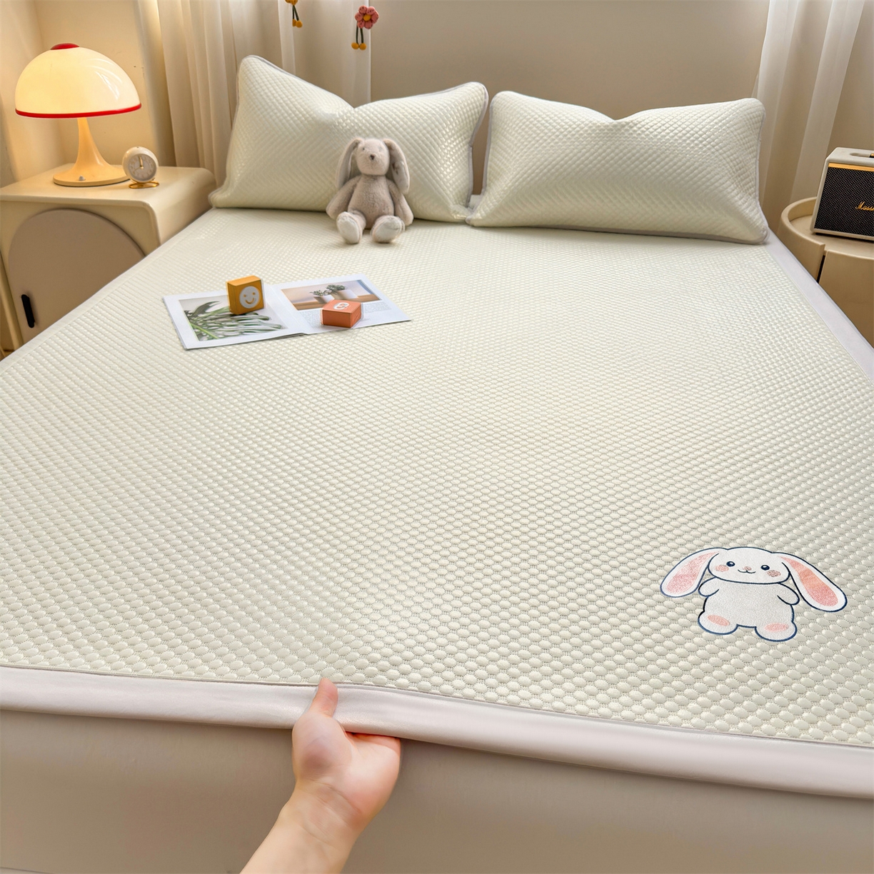 91家纺网 家纺一手货源 找家纺 雯豆家纺 2026夏季新款绣花豆豆压花凉席三件套加厚三明治平铺席子纯色卡通凉席 大耳朵兔凉席款-米黄