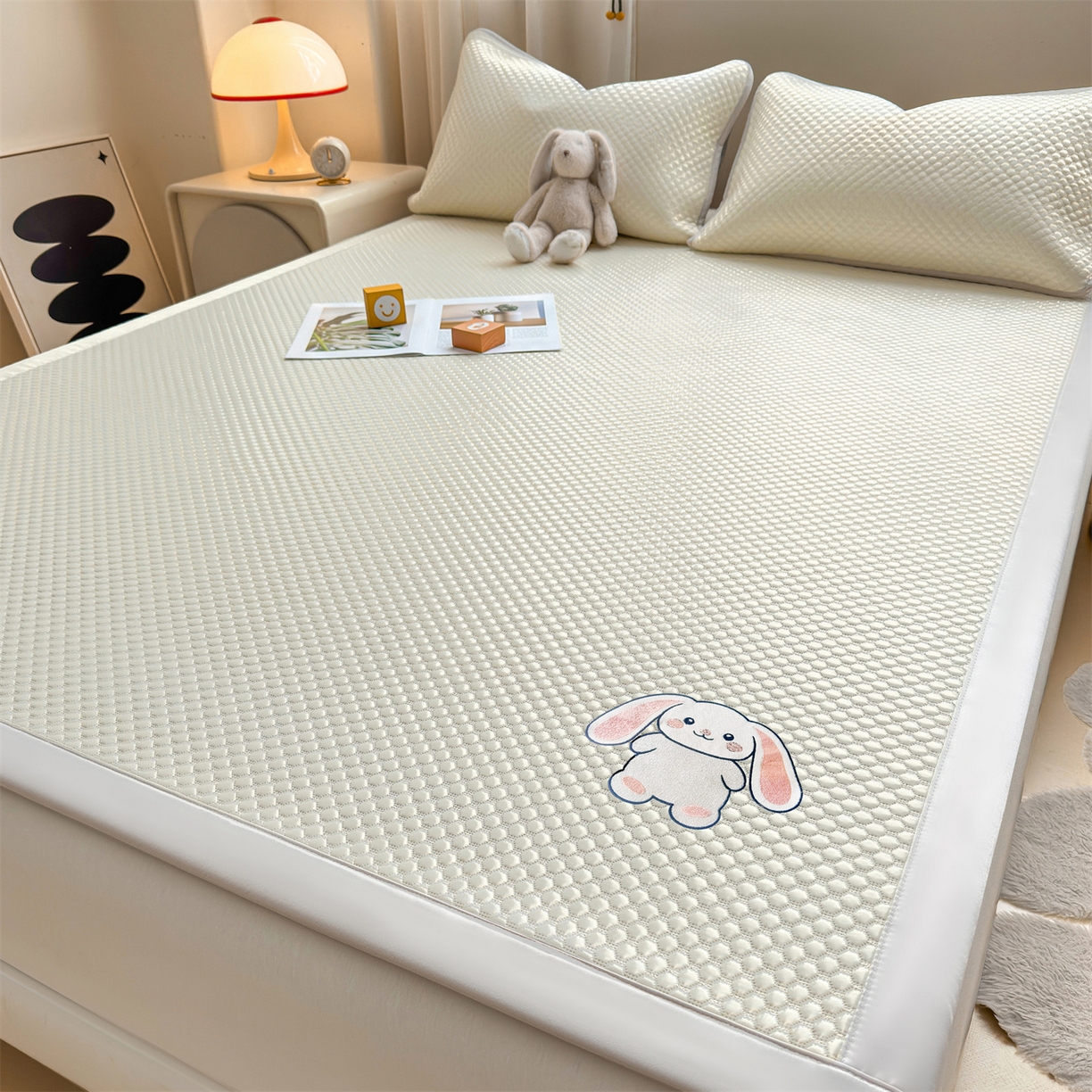 91家纺网 家纺一手货源 找家纺 雯豆家纺 2026夏季新款绣花豆豆压花凉席三件套加厚三明治平铺席子纯色卡通凉席 大耳朵兔凉席款-米黄