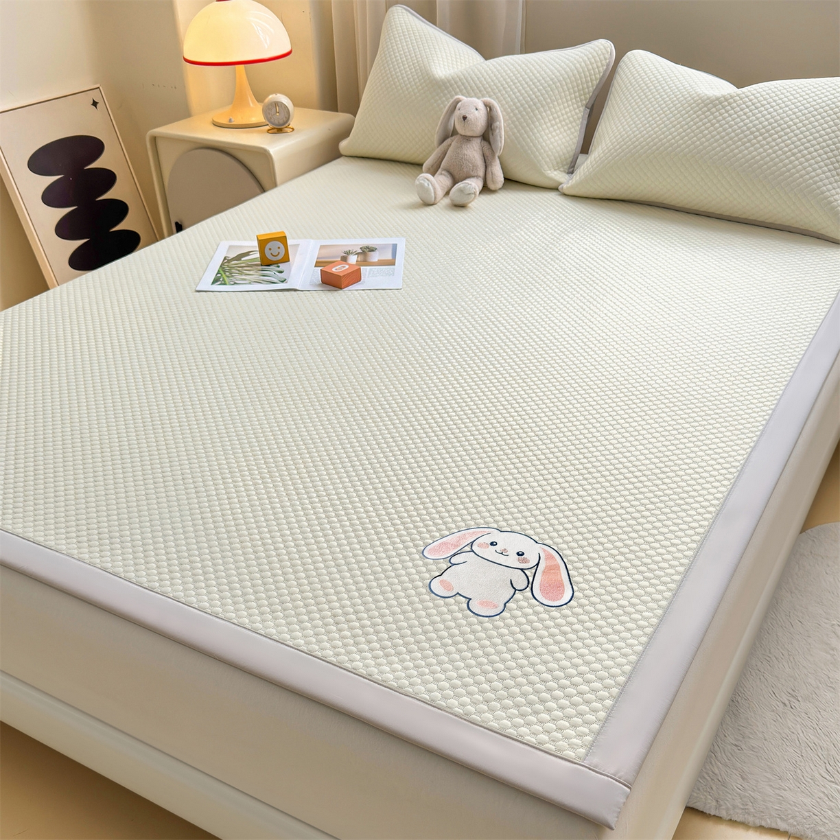 91家纺网 家纺一手货源 找家纺 雯豆家纺 2026夏季新款绣花豆豆压花凉席三件套加厚三明治平铺席子纯色卡通凉席 大耳朵兔凉席款-米黄