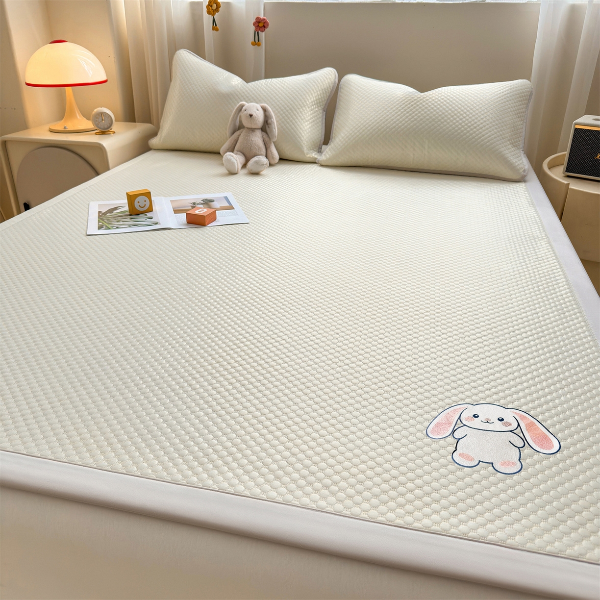 91家纺网 家纺一手货源 找家纺 雯豆家纺 2026夏季新款绣花豆豆压花凉席三件套加厚三明治平铺席子纯色卡通凉席 大耳朵兔凉席款-米黄