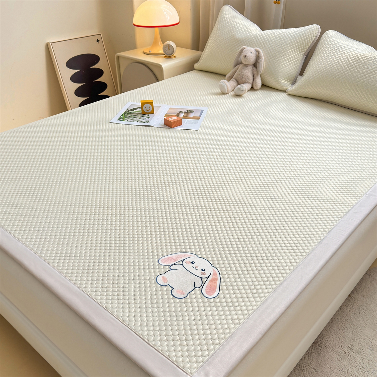 91家纺网 家纺一手货源 找家纺 雯豆家纺 2026夏季新款绣花豆豆压花凉席三件套加厚三明治平铺席子纯色卡通凉席 大耳朵兔凉席款-米黄