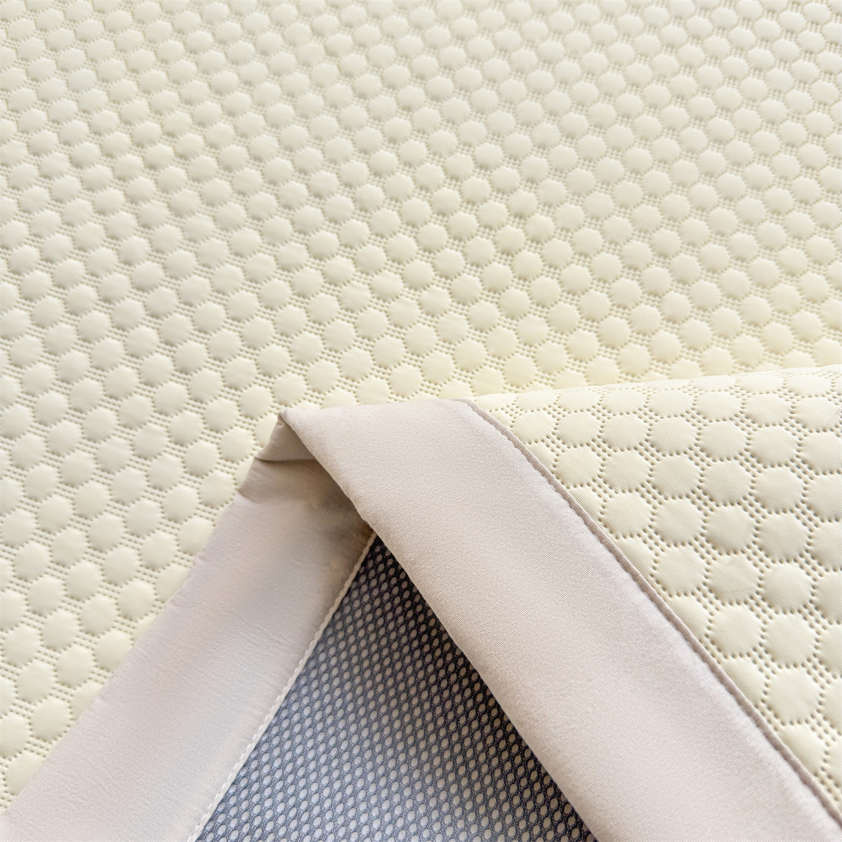 91家纺网 家纺一手货源 找家纺 雯豆家纺 2026夏季新款绣花豆豆压花凉席三件套加厚三明治平铺席子纯色卡通凉席 大耳朵兔凉席款-米黄