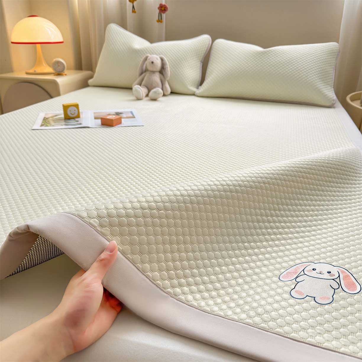 91家纺网 家纺一手货源 找家纺 雯豆家纺 2026夏季新款绣花豆豆压花凉席三件套加厚三明治平铺席子纯色卡通凉席 大耳朵兔凉席款-米黄