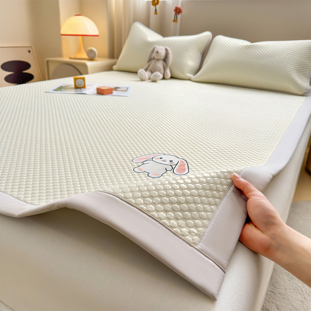 91家纺网 家纺一手货源 找家纺 雯豆家纺 2026夏季新款绣花豆豆压花凉席三件套加厚三明治平铺席子纯色卡通凉席 大耳朵兔凉席款-米黄