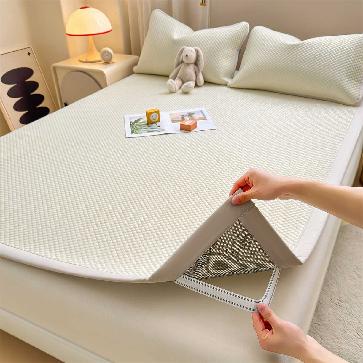 91家纺网 家纺一手货源 找家纺 雯豆家纺 2026夏季新款绣花豆豆压花凉席三件套加厚三明治平铺席子纯色卡通凉席 大耳朵兔凉席款-米黄