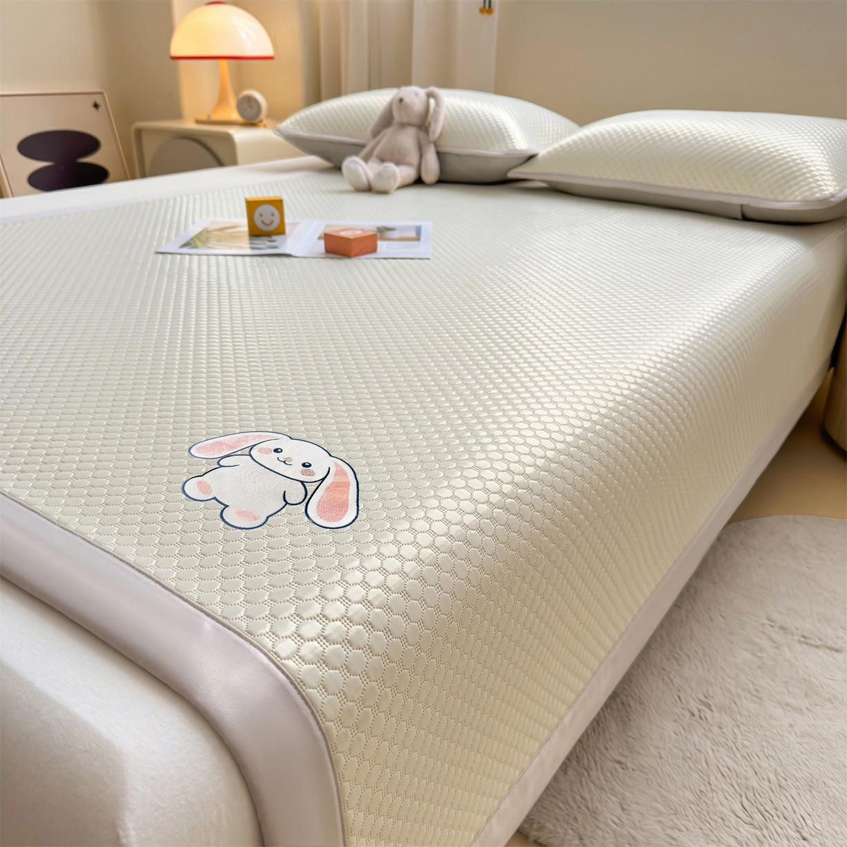 91家纺网 家纺一手货源 找家纺 雯豆家纺 2026夏季新款绣花豆豆压花凉席三件套加厚三明治平铺席子纯色卡通凉席 大耳朵兔凉席款-米黄