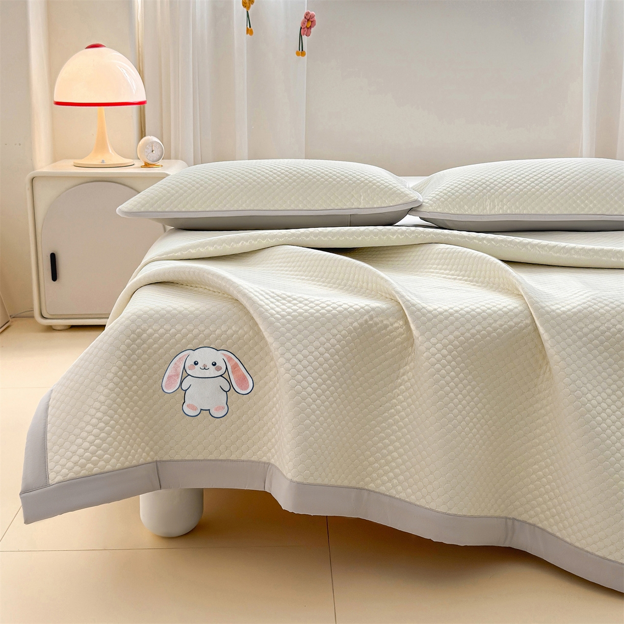 91家纺网 家纺一手货源 找家纺 雯豆家纺 2026夏季新款绣花豆豆压花凉席三件套加厚三明治平铺席子纯色卡通凉席 大耳朵兔凉席款-米黄