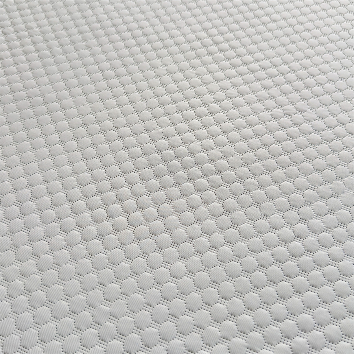 91家纺网 家纺一手货源 找家纺 雯豆家纺 2026夏季新款绣花豆豆压花凉席三件套加厚三明治平铺席子纯色卡通凉席 大耳朵兔凉席款-银灰