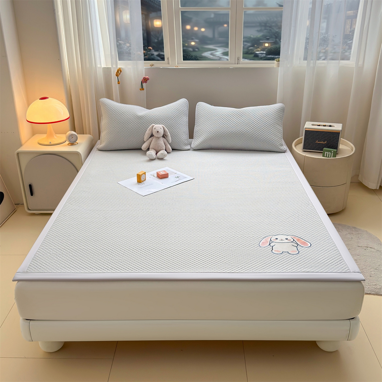 91家纺网 家纺一手货源 找家纺 雯豆家纺 2026夏季新款绣花豆豆压花凉席三件套加厚三明治平铺席子纯色卡通凉席 大耳朵兔凉席款-银灰