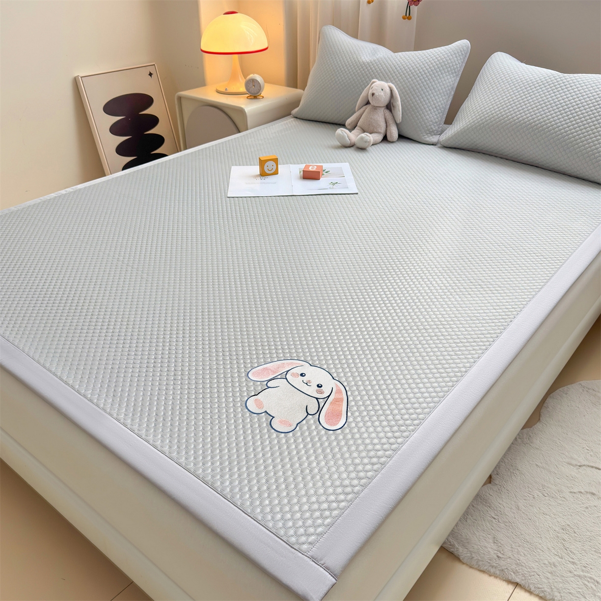 91家纺网 家纺一手货源 找家纺 雯豆家纺 2026夏季新款绣花豆豆压花凉席三件套加厚三明治平铺席子纯色卡通凉席 大耳朵兔凉席款-银灰