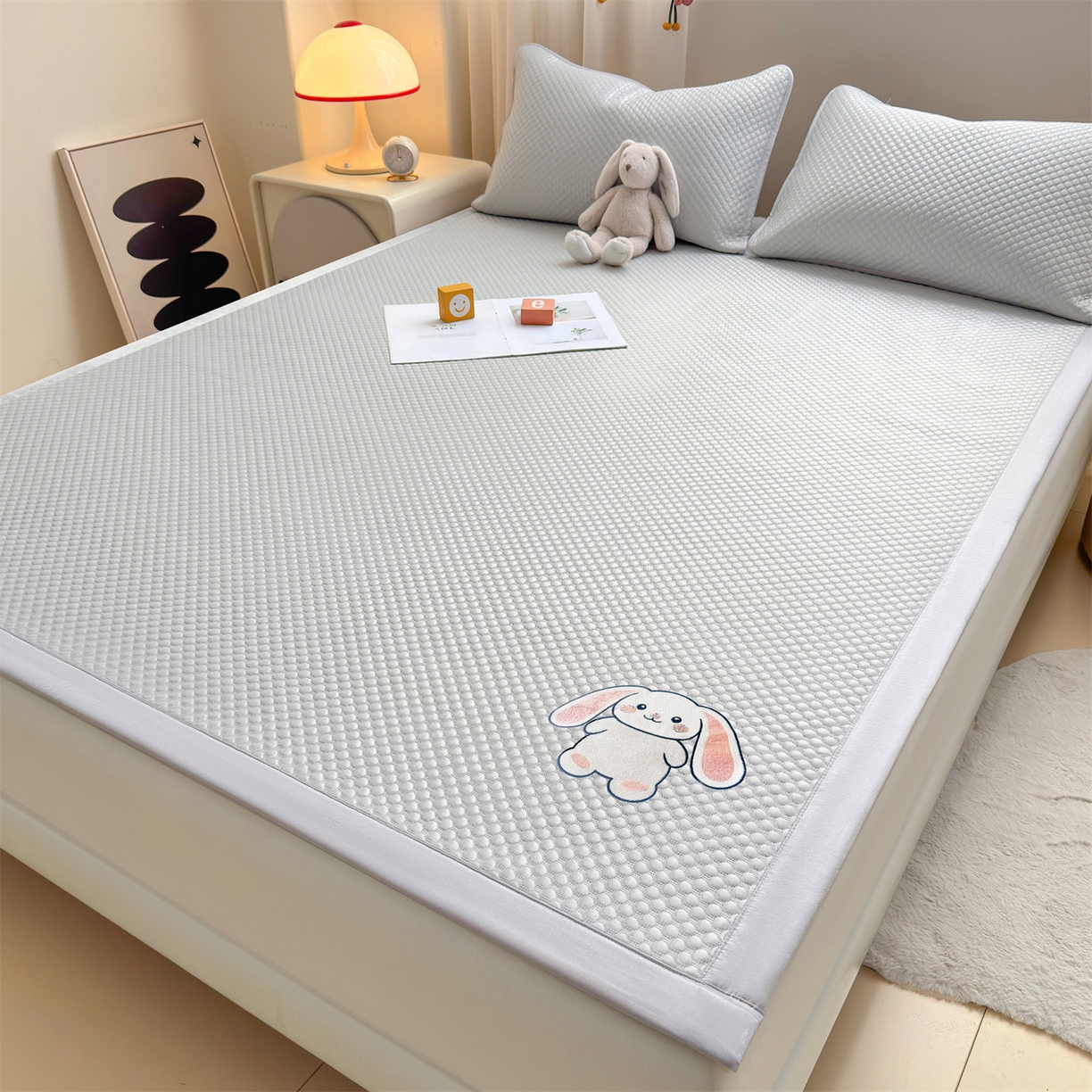 91家纺网 家纺一手货源 找家纺 雯豆家纺 2026夏季新款绣花豆豆压花凉席三件套加厚三明治平铺席子纯色卡通凉席 大耳朵兔凉席款-银灰