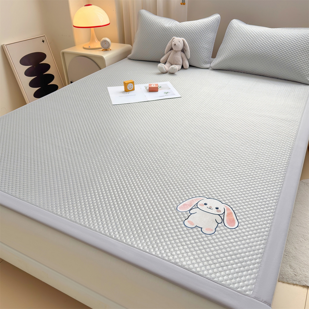 91家纺网 家纺一手货源 找家纺 雯豆家纺 2026夏季新款绣花豆豆压花凉席三件套加厚三明治平铺席子纯色卡通凉席 大耳朵兔凉席款-银灰