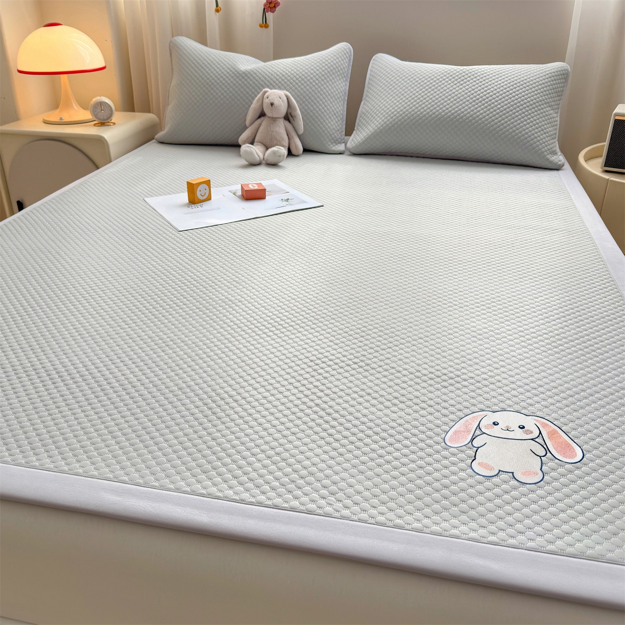 91家纺网 家纺一手货源 找家纺 雯豆家纺 2026夏季新款绣花豆豆压花凉席三件套加厚三明治平铺席子纯色卡通凉席 大耳朵兔凉席款-银灰