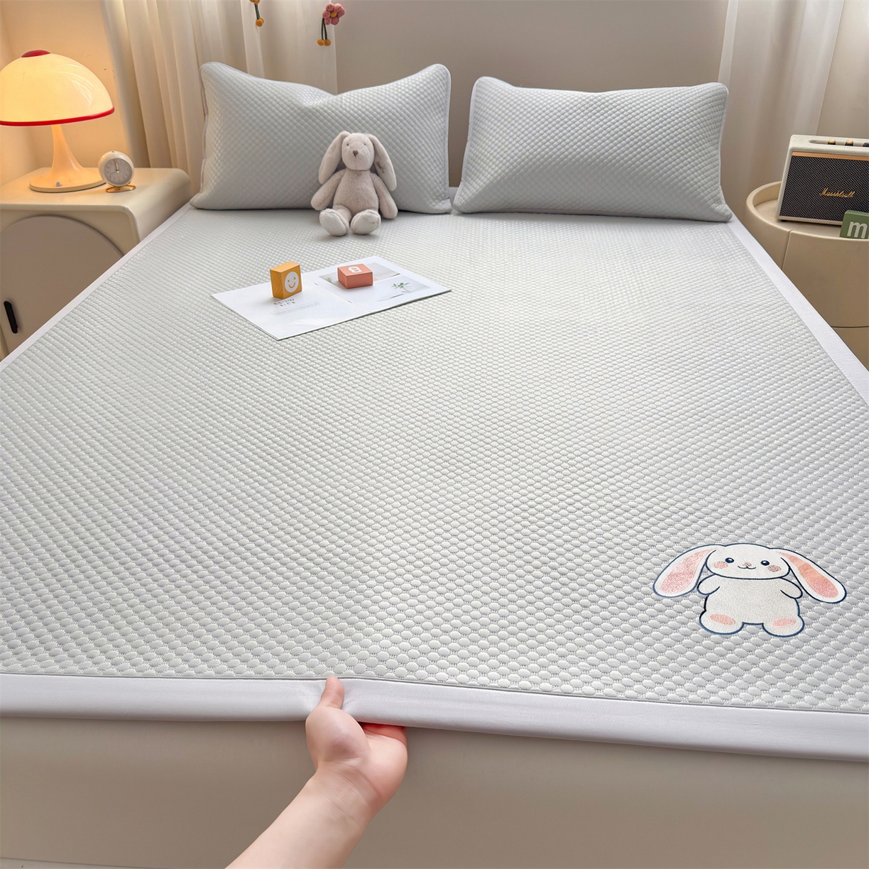 91家纺网 家纺一手货源 找家纺 雯豆家纺 2026夏季新款绣花豆豆压花凉席三件套加厚三明治平铺席子纯色卡通凉席 大耳朵兔凉席款-银灰