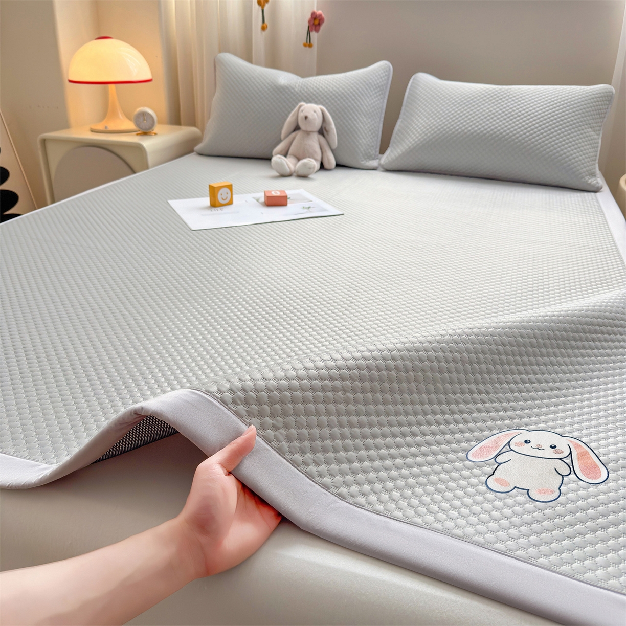 91家纺网 家纺一手货源 找家纺 雯豆家纺 2026夏季新款绣花豆豆压花凉席三件套加厚三明治平铺席子纯色卡通凉席 大耳朵兔凉席款-银灰