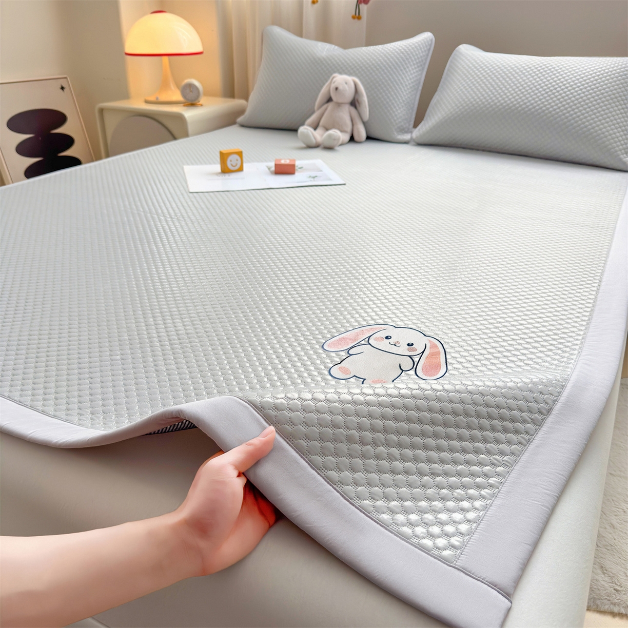 91家纺网 家纺一手货源 找家纺 雯豆家纺 2026夏季新款绣花豆豆压花凉席三件套加厚三明治平铺席子纯色卡通凉席 大耳朵兔凉席款-银灰