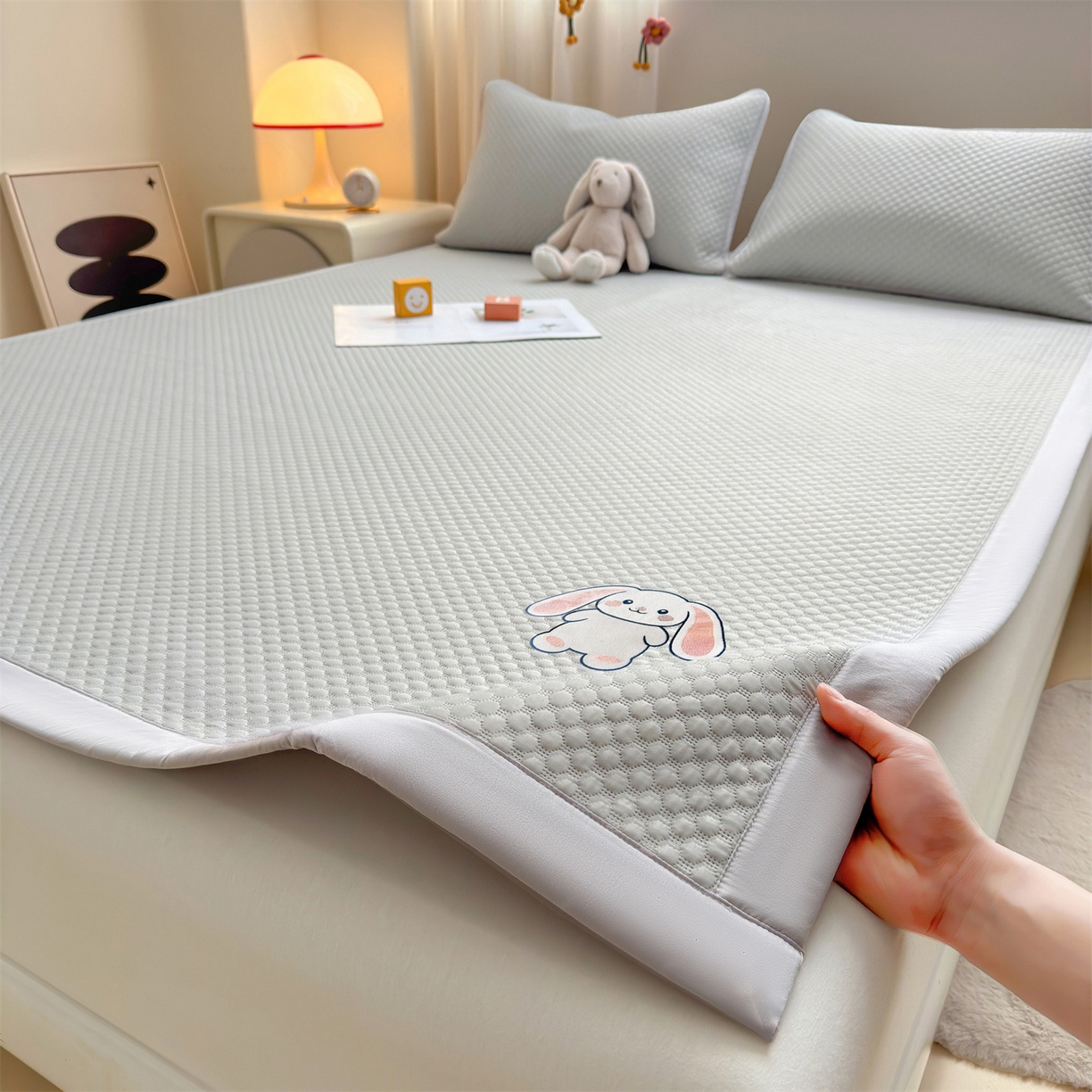 91家纺网 家纺一手货源 找家纺 雯豆家纺 2026夏季新款绣花豆豆压花凉席三件套加厚三明治平铺席子纯色卡通凉席 大耳朵兔凉席款-银灰