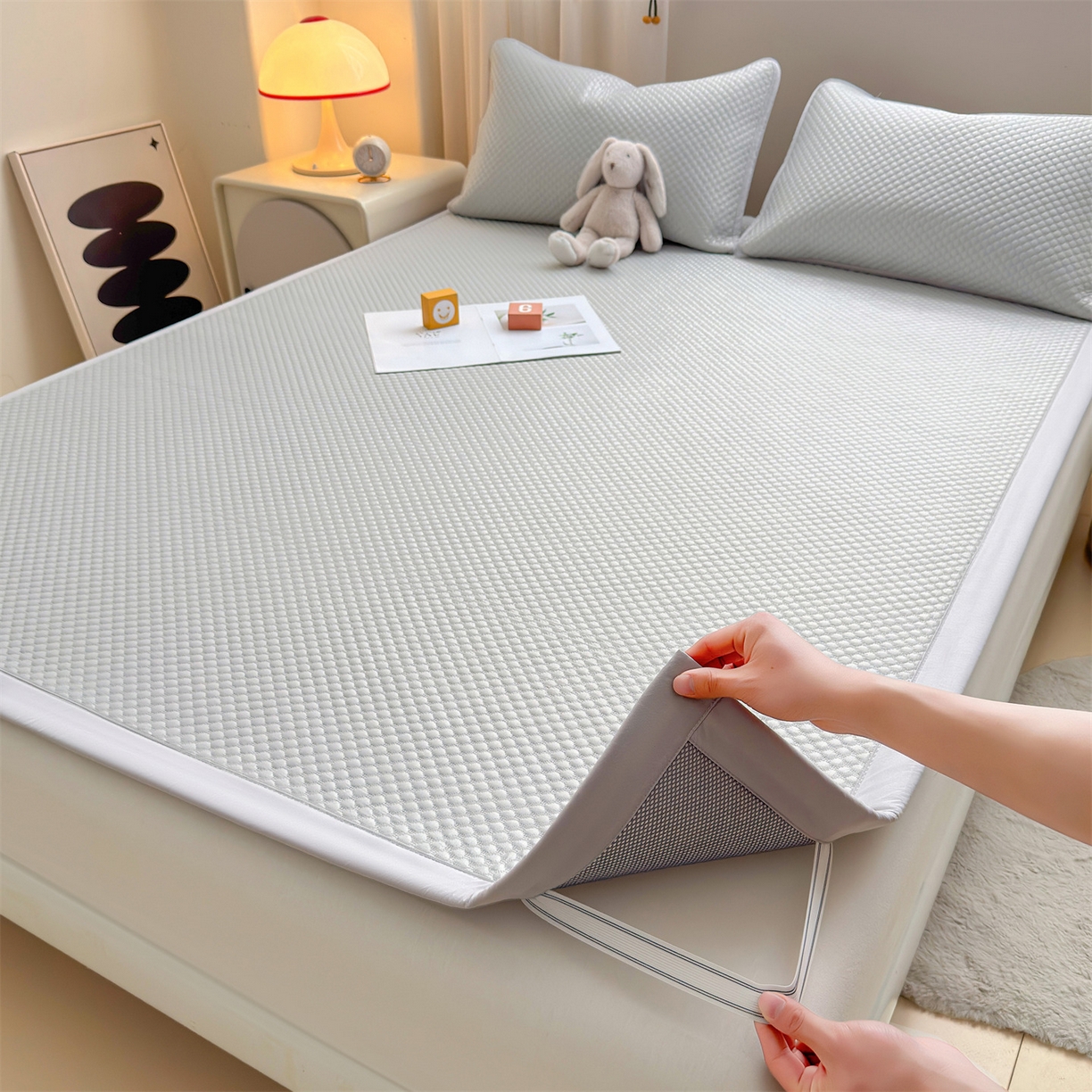 91家纺网 家纺一手货源 找家纺 雯豆家纺 2026夏季新款绣花豆豆压花凉席三件套加厚三明治平铺席子纯色卡通凉席 大耳朵兔凉席款-银灰