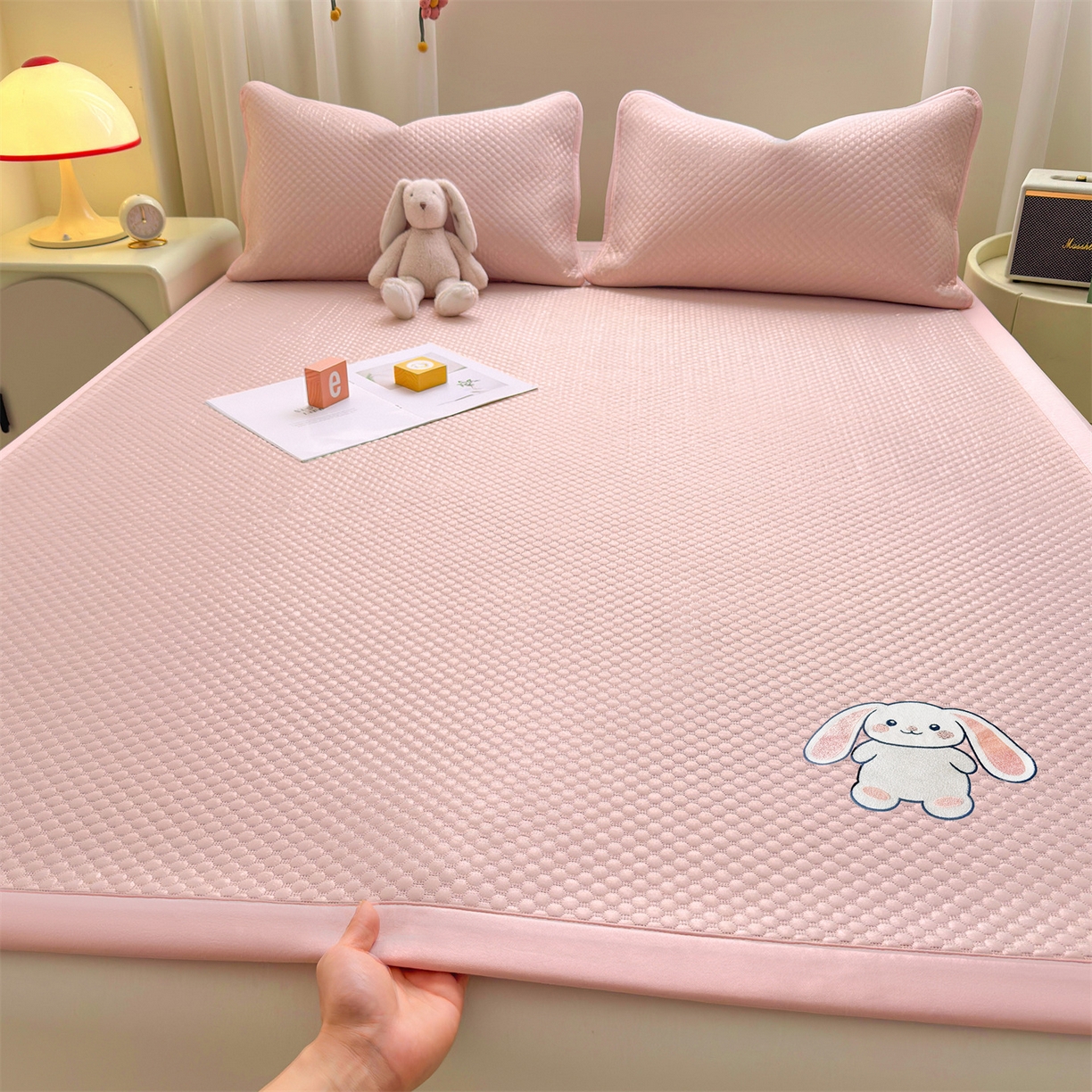 雯豆家纺 2026夏季新款绣花豆豆压花凉席三件套加厚三明治平铺席子纯色卡通凉席 大耳朵兔凉席款-蜜桃粉