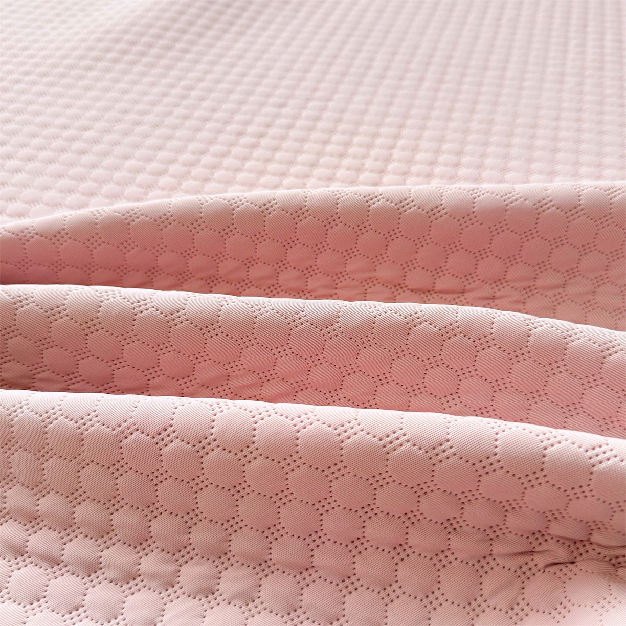 91家纺网 家纺一手货源 找家纺 雯豆家纺 2026夏季新款绣花豆豆压花凉席三件套加厚三明治平铺席子纯色卡通凉席 大耳朵兔凉席款-蜜桃粉