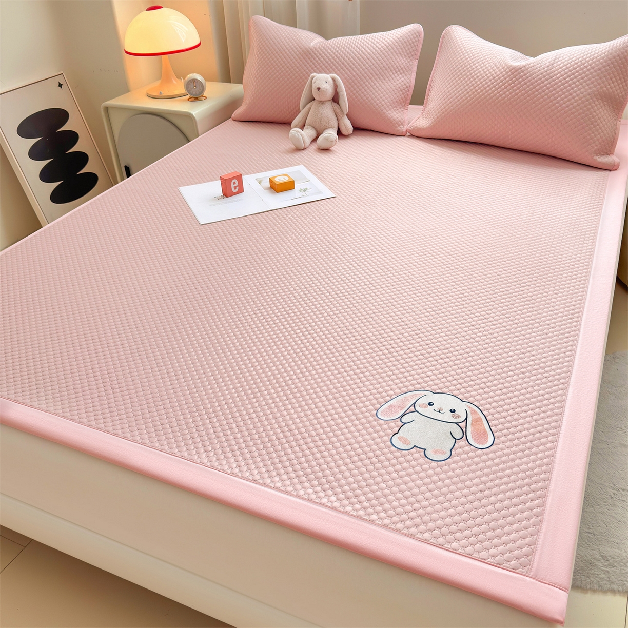 91家纺网 家纺一手货源 找家纺 雯豆家纺 2026夏季新款绣花豆豆压花凉席三件套加厚三明治平铺席子纯色卡通凉席 大耳朵兔凉席款-蜜桃粉