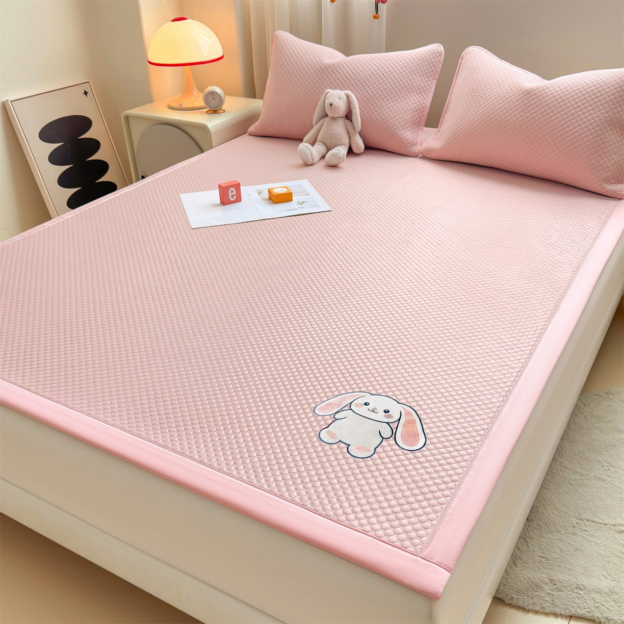 91家纺网 家纺一手货源 找家纺 雯豆家纺 2026夏季新款绣花豆豆压花凉席三件套加厚三明治平铺席子纯色卡通凉席 大耳朵兔凉席款-蜜桃粉