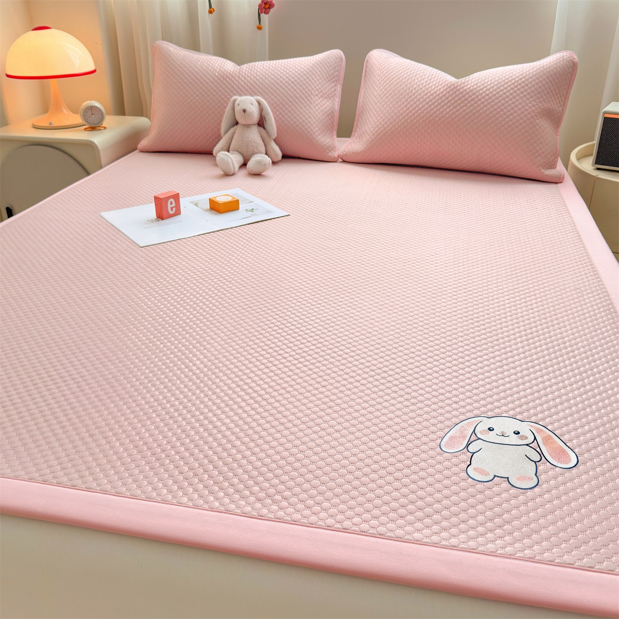 91家纺网 家纺一手货源 找家纺 雯豆家纺 2026夏季新款绣花豆豆压花凉席三件套加厚三明治平铺席子纯色卡通凉席 大耳朵兔凉席款-蜜桃粉