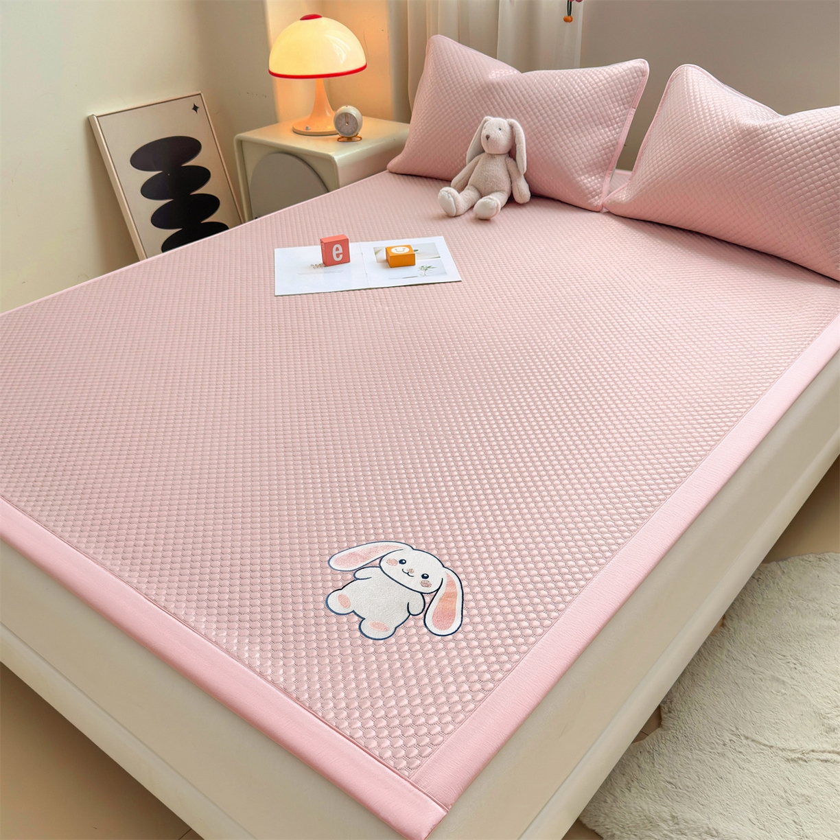 91家纺网 家纺一手货源 找家纺 雯豆家纺 2026夏季新款绣花豆豆压花凉席三件套加厚三明治平铺席子纯色卡通凉席 大耳朵兔凉席款-蜜桃粉