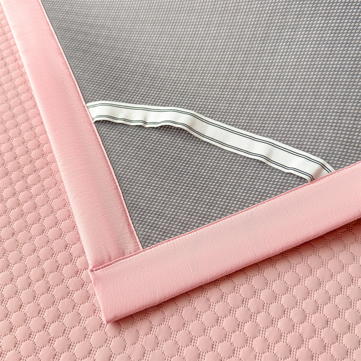 91家纺网 家纺一手货源 找家纺 雯豆家纺 2026夏季新款绣花豆豆压花凉席三件套加厚三明治平铺席子纯色卡通凉席 大耳朵兔凉席款-蜜桃粉