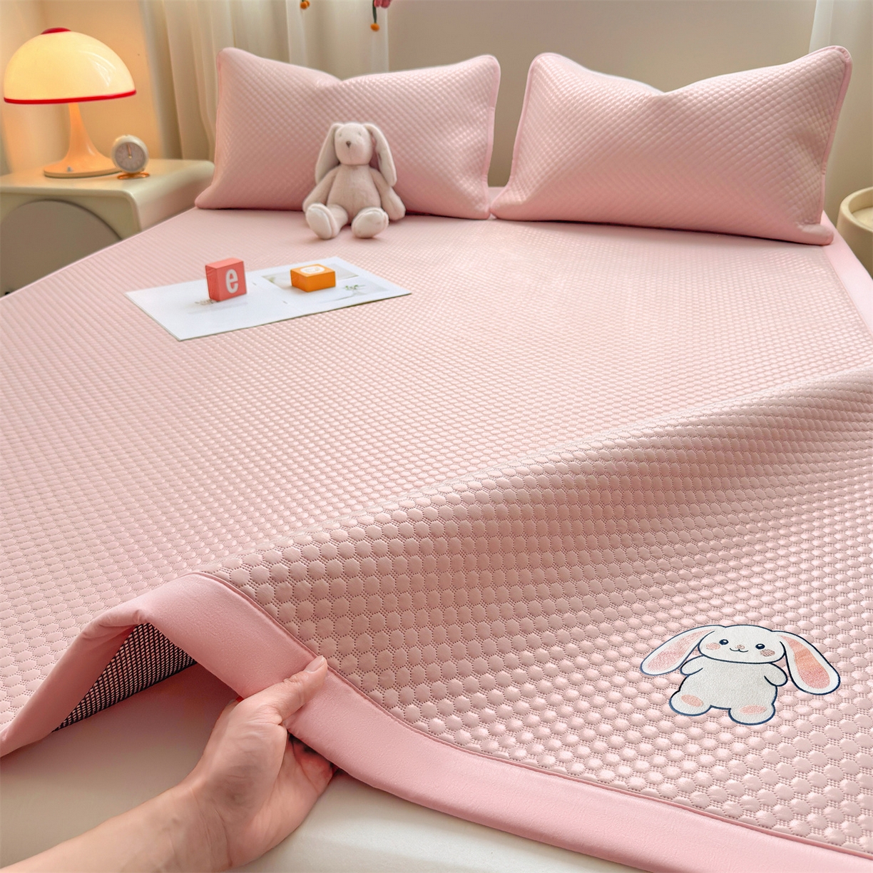 91家纺网 家纺一手货源 找家纺 雯豆家纺 2026夏季新款绣花豆豆压花凉席三件套加厚三明治平铺席子纯色卡通凉席 大耳朵兔凉席款-蜜桃粉