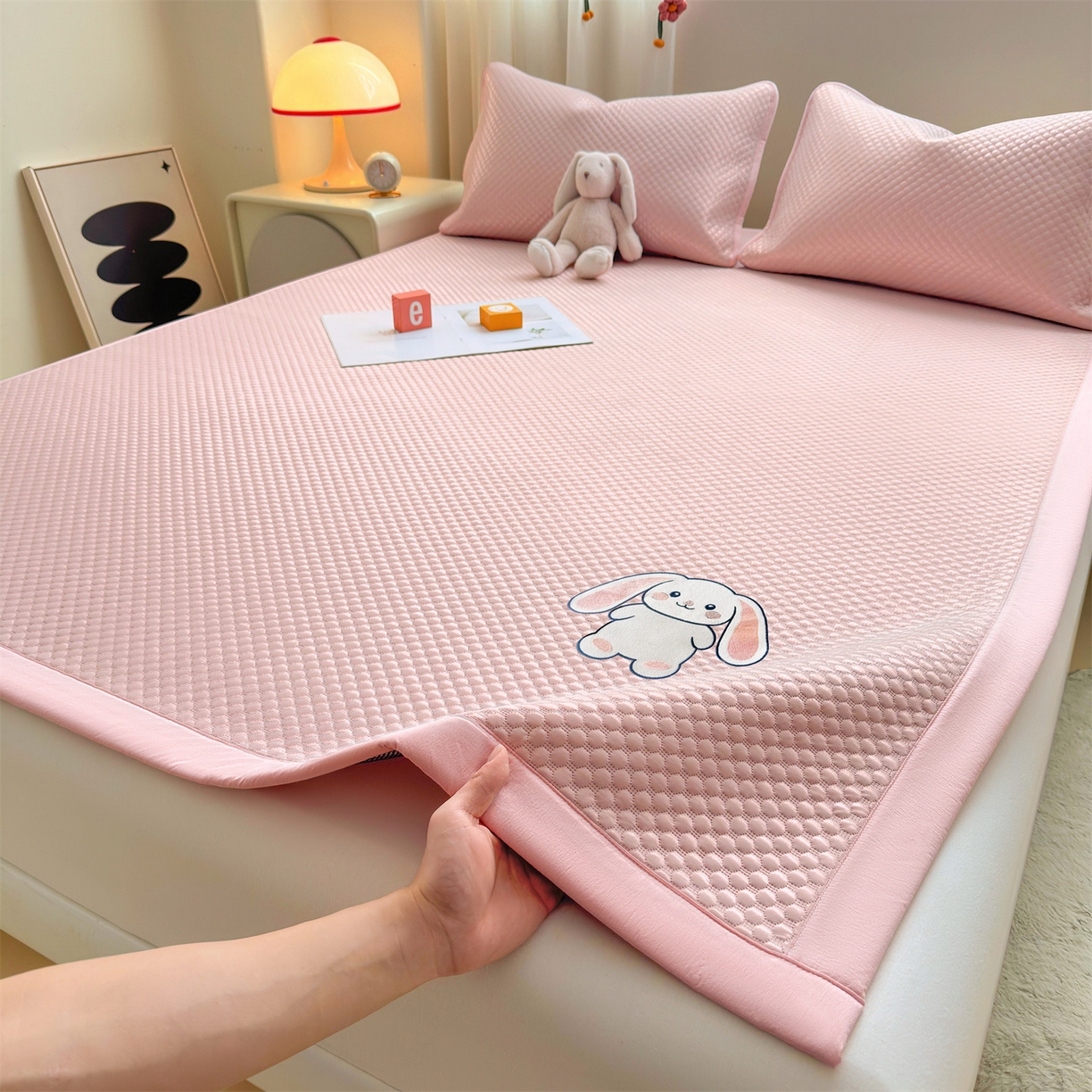 91家纺网 家纺一手货源 找家纺 雯豆家纺 2026夏季新款绣花豆豆压花凉席三件套加厚三明治平铺席子纯色卡通凉席 大耳朵兔凉席款-蜜桃粉