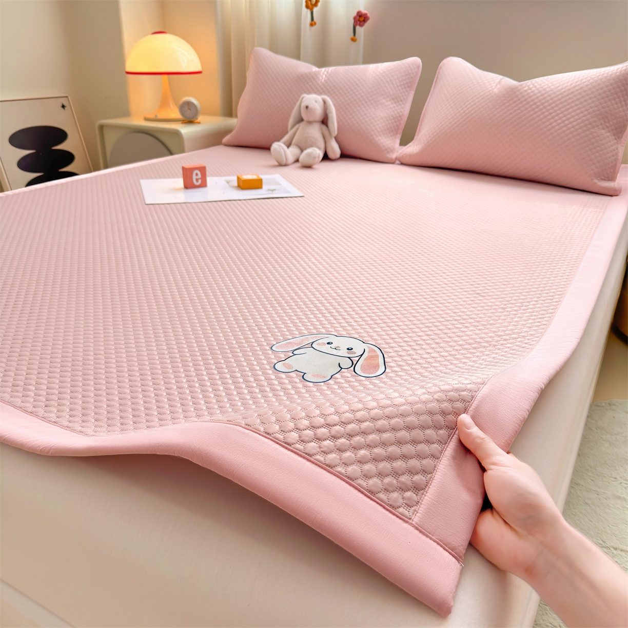 91家纺网 家纺一手货源 找家纺 雯豆家纺 2026夏季新款绣花豆豆压花凉席三件套加厚三明治平铺席子纯色卡通凉席 大耳朵兔凉席款-蜜桃粉