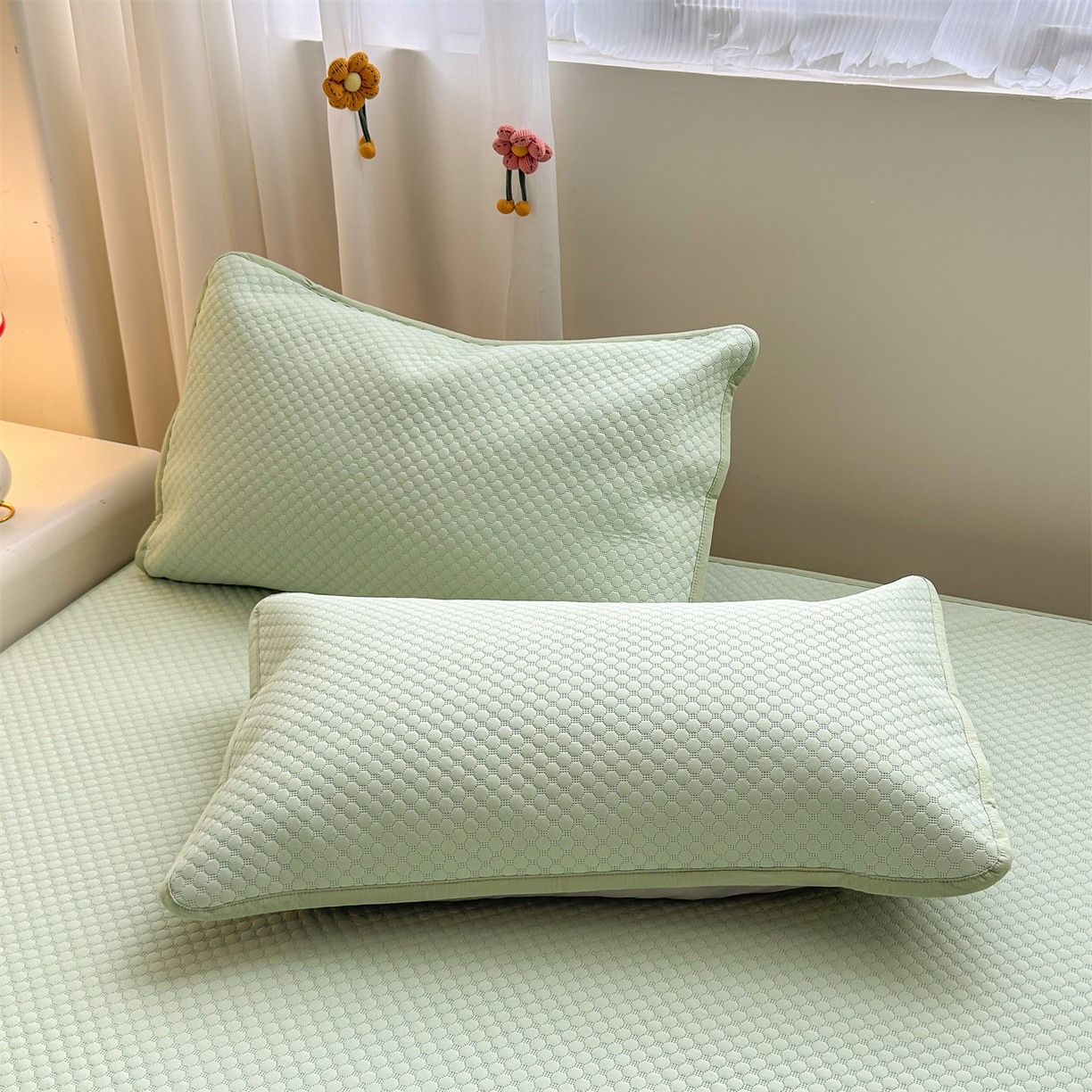 91家纺网 家纺一手货源 找家纺 雯豆家纺 2026夏季新款绣花豆豆压花凉席三件套加厚三明治平铺席子纯色卡通凉席 大耳朵兔凉席款-苹果绿