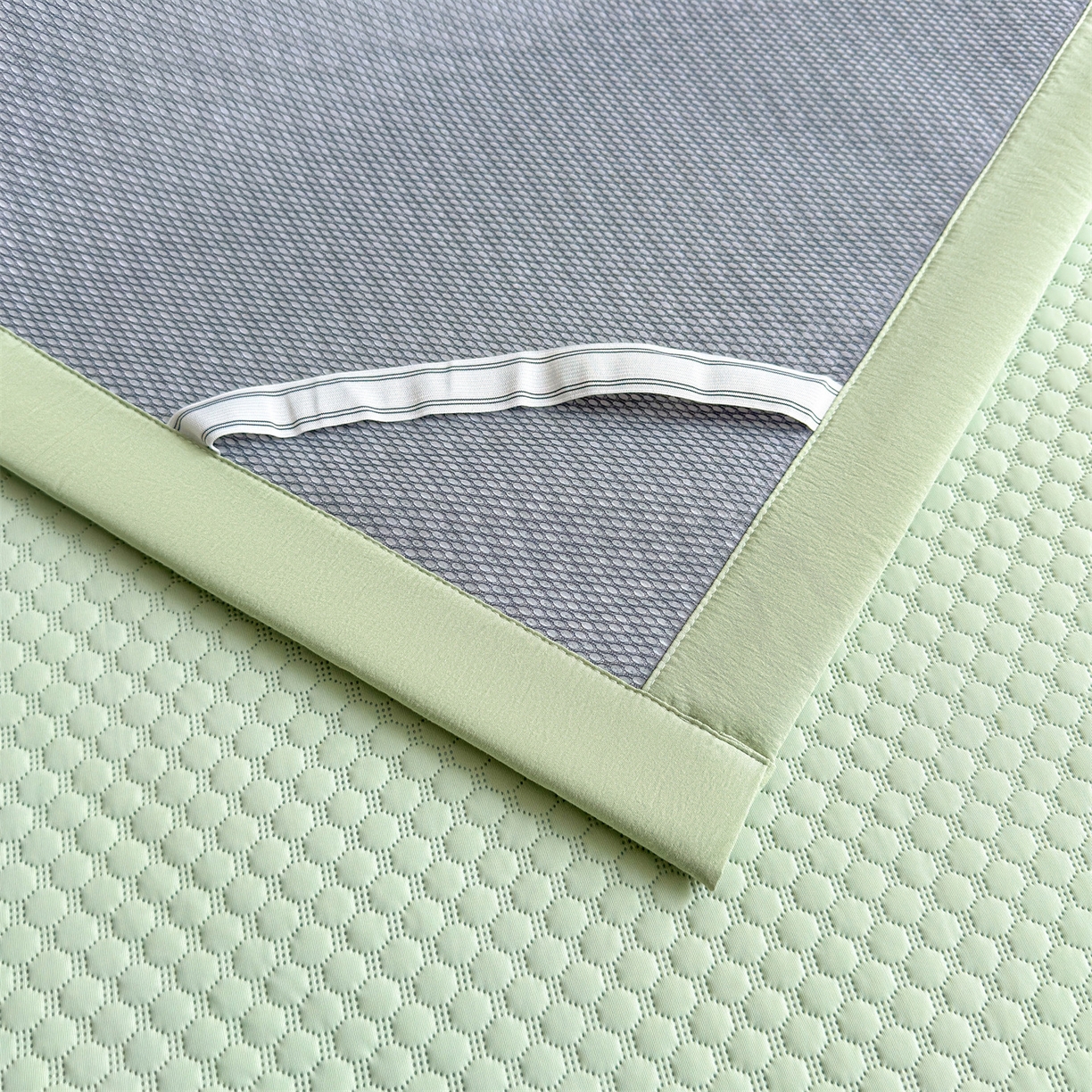 91家纺网 家纺一手货源 找家纺 雯豆家纺 2026夏季新款绣花豆豆压花凉席三件套加厚三明治平铺席子纯色卡通凉席 大耳朵兔凉席款-苹果绿