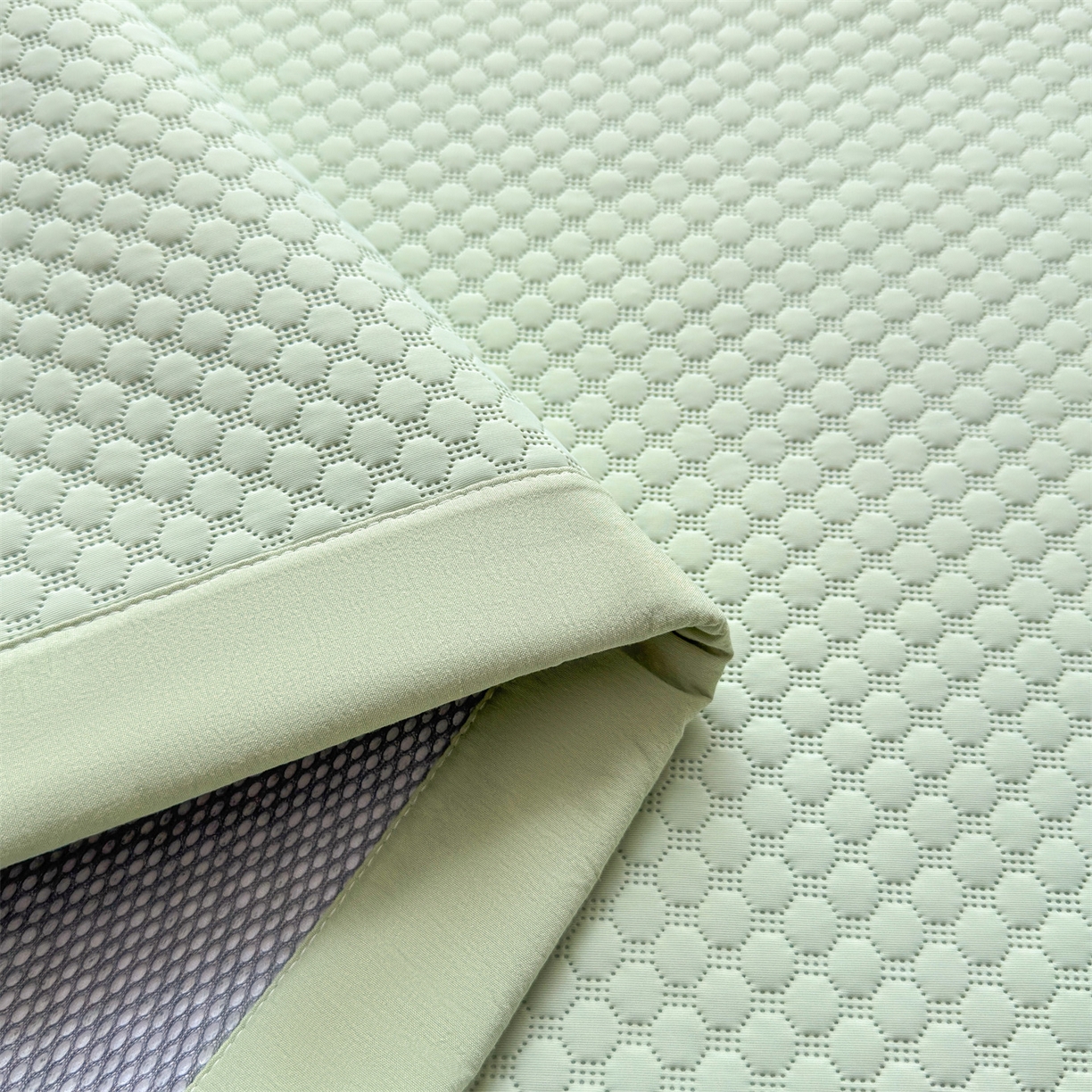 91家纺网 家纺一手货源 找家纺 雯豆家纺 2026夏季新款绣花豆豆压花凉席三件套加厚三明治平铺席子纯色卡通凉席 大耳朵兔凉席款-苹果绿