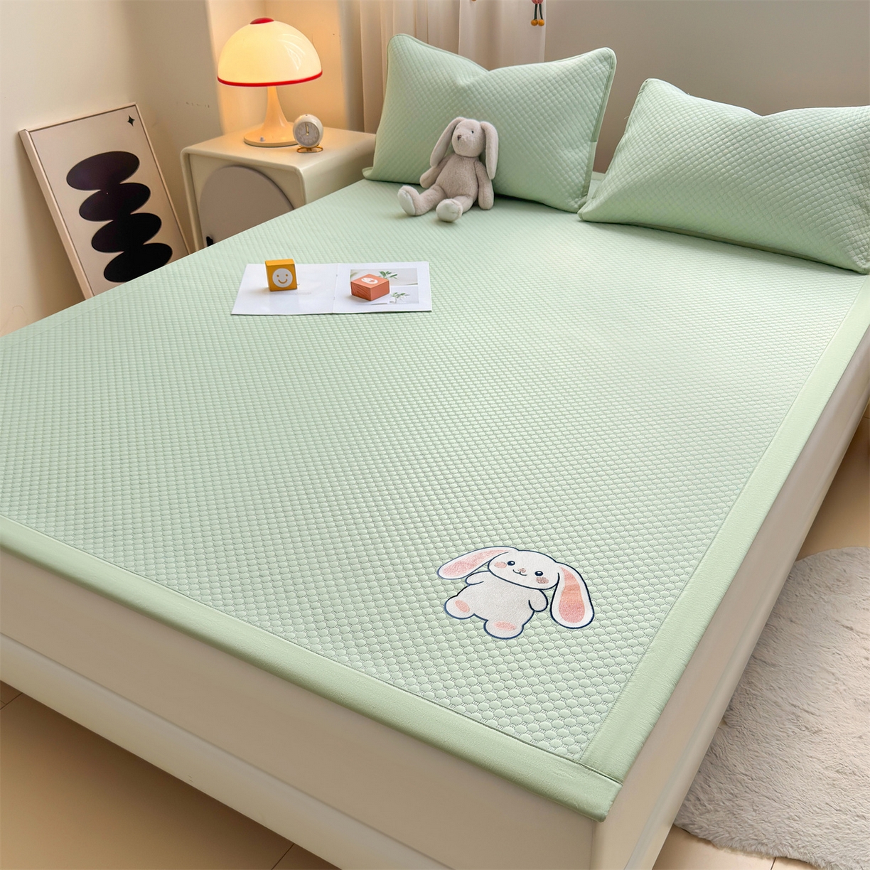 91家纺网 家纺一手货源 找家纺 雯豆家纺 2026夏季新款绣花豆豆压花凉席三件套加厚三明治平铺席子纯色卡通凉席 大耳朵兔凉席款-苹果绿